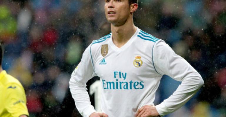 رونالدو يقوم بتسلية أطفاله بلعبته بالمفضلة رونالدو يقوم بتسلية أطفاله بلعبته بالمفضلة