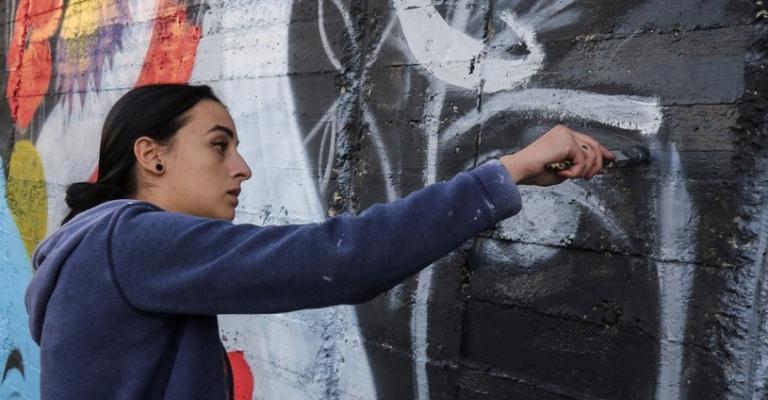 جدران عمان تنبض بألوان فنانات الغرافيتي جدران عمان تنبض بألوان فنانات الغرافيتي