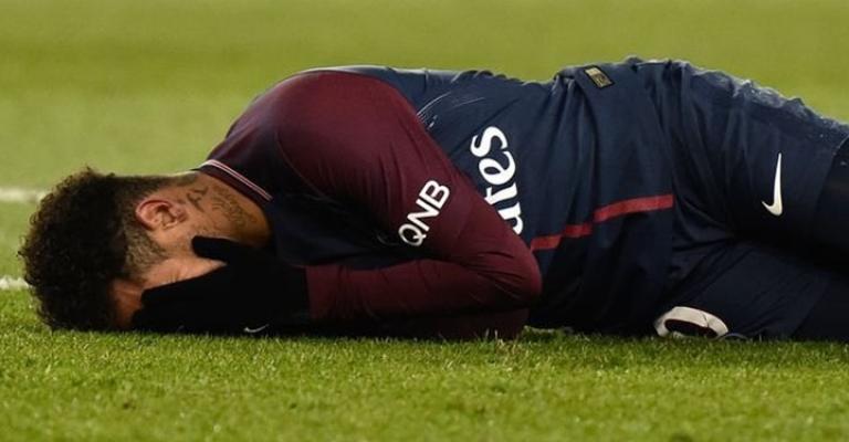 نيمار يغادر الملعب باكيا نيمار يغادر الملعب باكيا