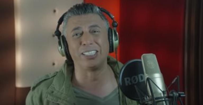 عمر عبد اللات يغني للجيش المصرى