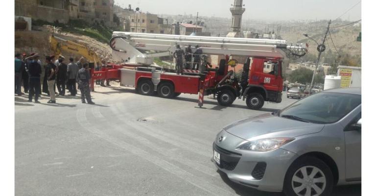 الدفاع المدني يتعامل مع انهيار سور استنادي في ماركا