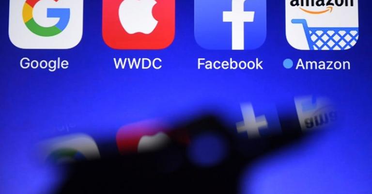 هل باتت أيام فيسبوك وغوغل معدودة؟