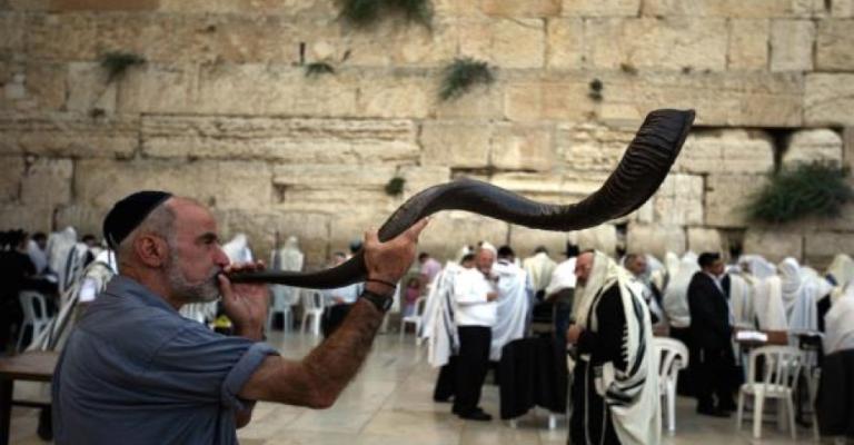 160 مستوطنا بلباسهم التلمودي يقتحمون باحات الاقصى 160 مستوطنا بلباسهم التلمودي يقتحمون باحات الاقصى