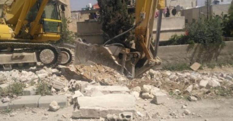 إزالة 11 مبنى مهجورا في عمان إزالة 11 مبنى مهجورا في عمان