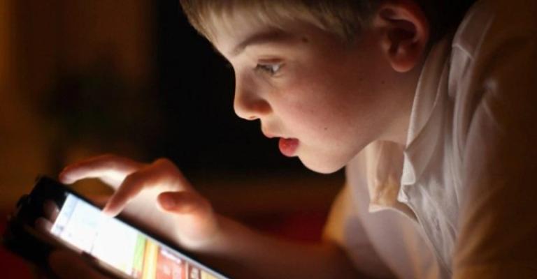 كيف تكتشف أن طفلك مدمن على الهاتف المحمول؟