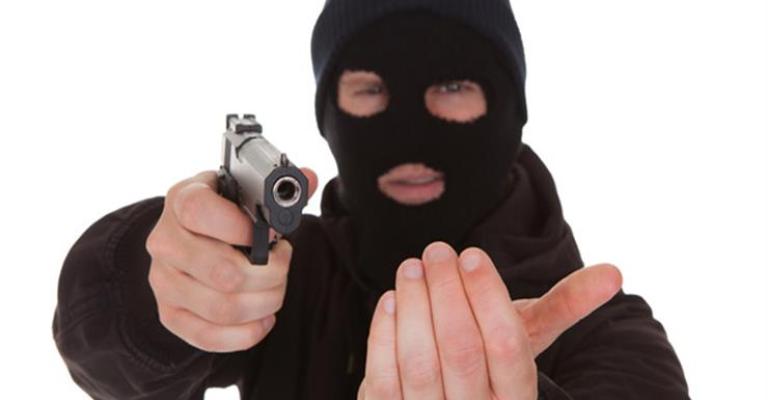 مجهول يهدد صيدلي بعصا ويسلبه 350 دينارا بالزرقاء