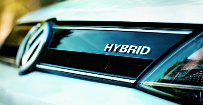 الحكومة تقرر تخفيض نسبة الضريبة الخاصّة على مركبات الهايبرد إلى 30%