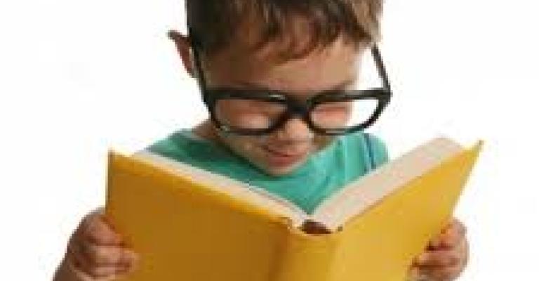 تربويون: تعليم الأطفال القراءة والكتابة قبل تدريبهم على التقنيات التكنولوجية