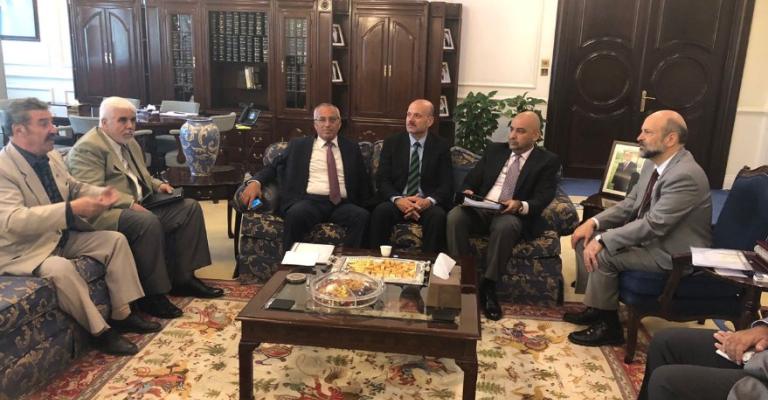 الرزاز يتعهد بانصاف اهالي حي «جناعة» الرزاز يتعهد بانصاف اهالي حي «جناعة»