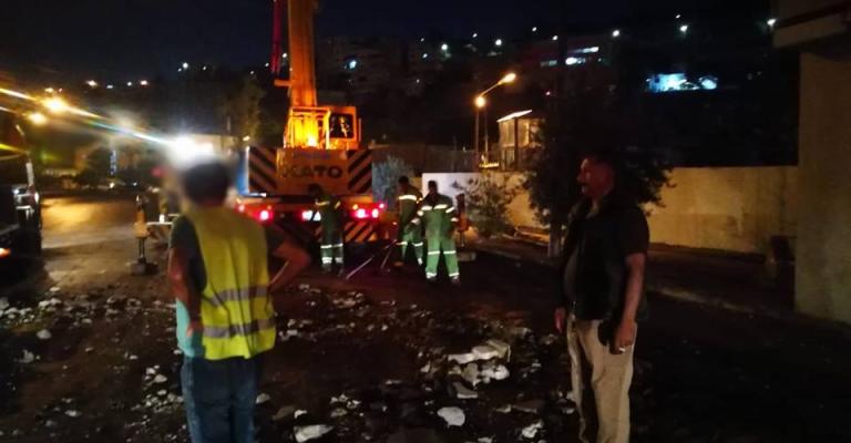 رفع أنقاض جسر المشاة المنهار في المحطة