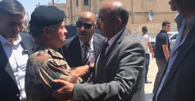 الملك يقدم واجب العزاء بالشهيد أحمد الزعبي في الرمثا