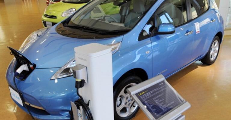 هل تحل السيارة الكهربائية مكان التقليدية بالكامل؟