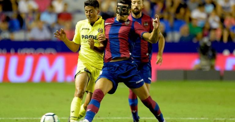 أفضل لاعبي كرة القدم الذين ارتدوا أقنعة