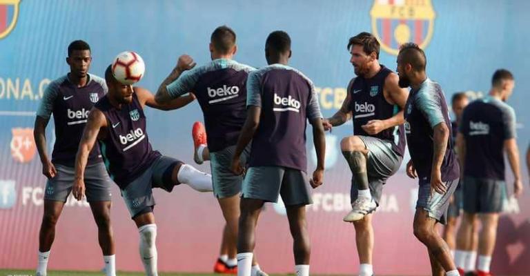 ميسي يفاجئ زملاءه في التدريبات