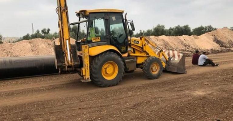 أصحاب اراض يوقفون العمل بـ «الغاز الاسرائيلي» لليوم الثالث أصحاب اراض يوقفون العمل بـ «الغاز الاسرائيلي» لليوم الثالث