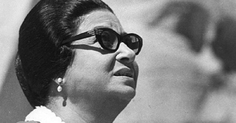 "أم كلثوم" تحيي حفلا في السعودية بتقنية "الهولوغرام" (فيديو) "أم كلثوم" تحيي حفلا في السعودية بتقنية "الهولوغرام" (فيديو)