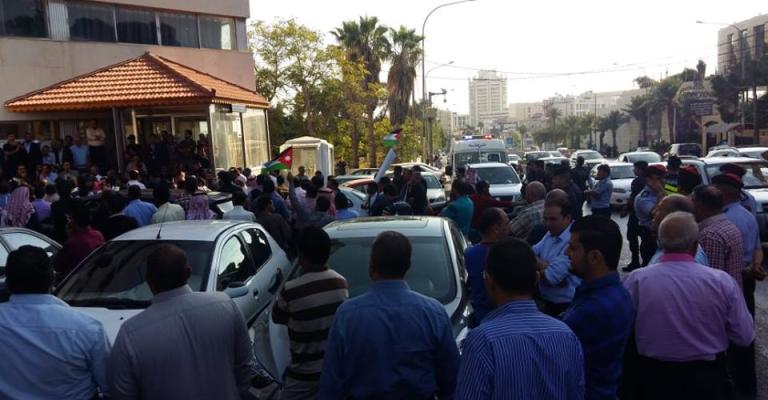 اعتصام لموظفي البلديات امام الوزارة