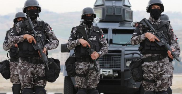 مقتل مطلوبين والقبض على 5 آخرين بمداهمة أمنية في الزرقاء