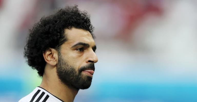 فتاة تنفجر بالبكاء عند رؤيتها صلاح