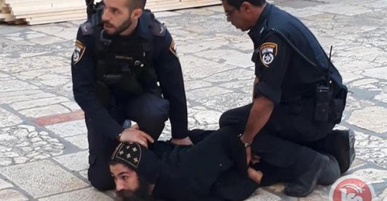 الاحتلال يعتدي على الرهبان الأقباط ويعتقل أحدهم
