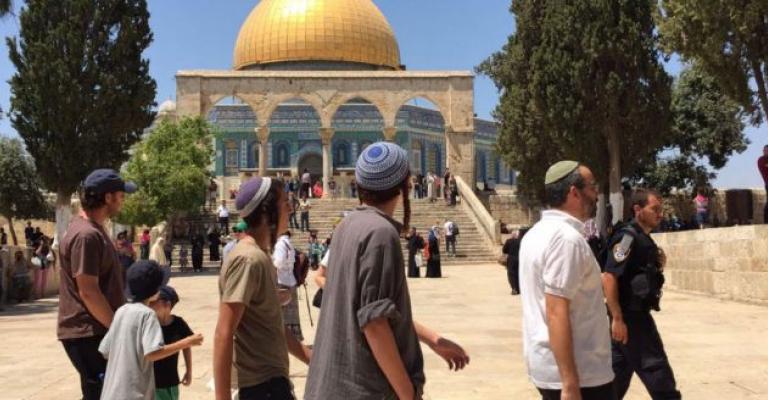 مستوطنون يقتحمون باحات المسجد الأقصى بحراسة الاحتلال مستوطنون يقتحمون باحات المسجد الأقصى بحراسة الاحتلال
