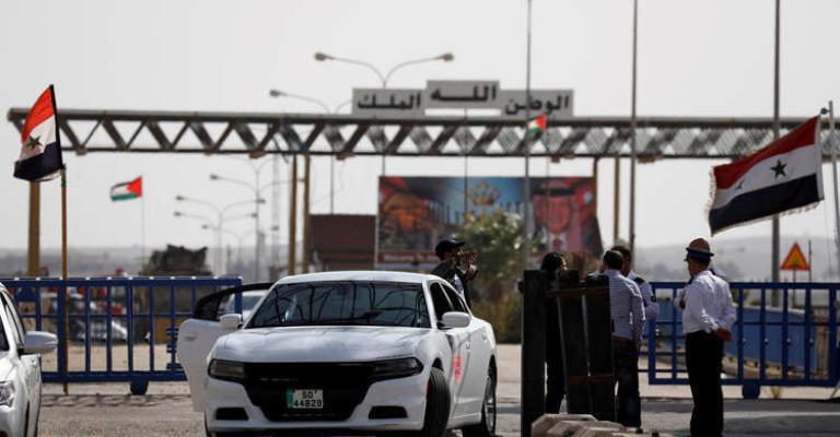 منع ادخال 9 شاحنات تفاح وعنب قادمة من سوريا