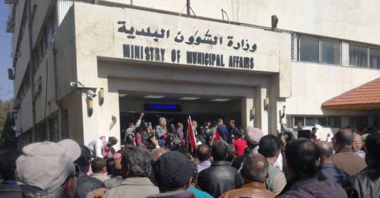 عاملون في البلديات يعتصمون أمام الوزارة بعد استئناف الإضراب