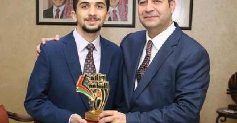 تكريم الطالب الفائز بمسابقة تحدي القراءة