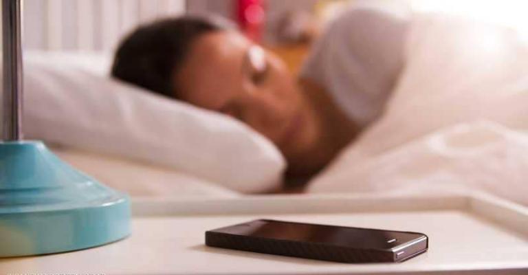 تحذيرات صحية من النوم قرب الهواتف المحمولة