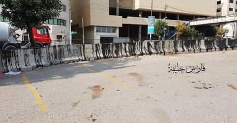 مجهولون يسكبون "الزفتة" بمحيط رئاسة الحكومة‎