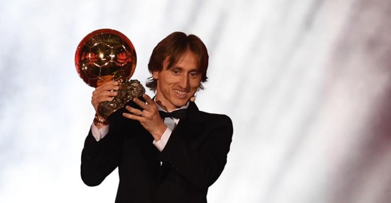 الكرواتي مودريتش يتوج بالكرة الذهبية 2018 (شاهد)