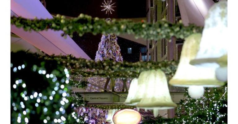 إضاءة أول شجرة عيد ميلاد بتاريخ الزرقاء الأربعاء