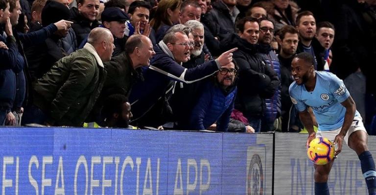 تشيلسي يعاقب 4 مشجعين بسبب رحيم سترلينغ