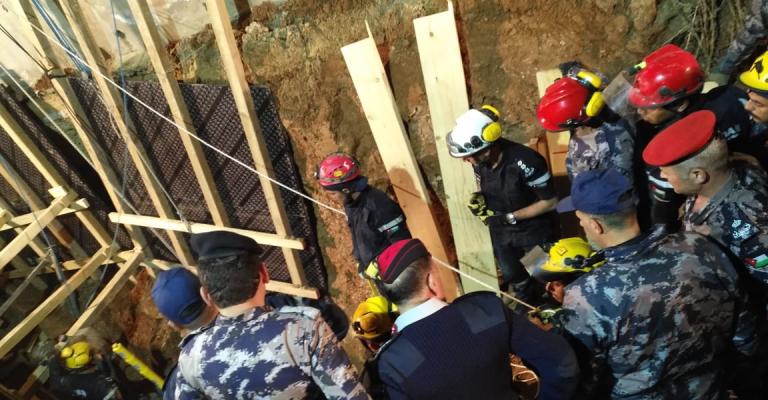 الدفاع المدني ينتشل جثة الشخص الثاني من داخل الحفرة الطينية