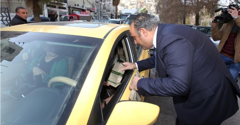 الأمانة تباشر بتوزيع 100 ألف كيس للنفايات مخصصة للمركبات