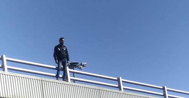الامن يثني شابا عن الانتحار من فوق جسر ’الداخلية‘ الامن يثني شابا عن الانتحار من فوق جسر ’الداخلية‘