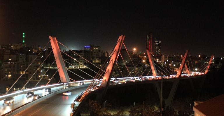 الأمانة تضيء جسر كمال الشاعر ( عبدون المعلق ) باللونين الأزرق والبرتقالي