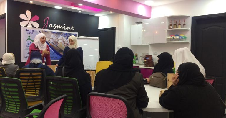 سيدة سورية تتغلب على الواقع بمشروع أعمال يدوية