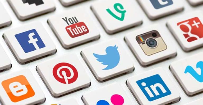 وسائل التواصل الاجتماعي تحقّق نظرية "الضغط من تحت" في "تعيينات أشقاء النوّاب" وسائل التواصل الاجتماعي تحقّق نظرية "الضغط من تحت" في "تعيينات أشقاء النوّاب"