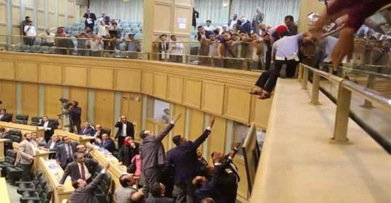 شاب يحاول القفز من شرفات مجلس النواب شاب يحاول القفز من شرفات مجلس النواب