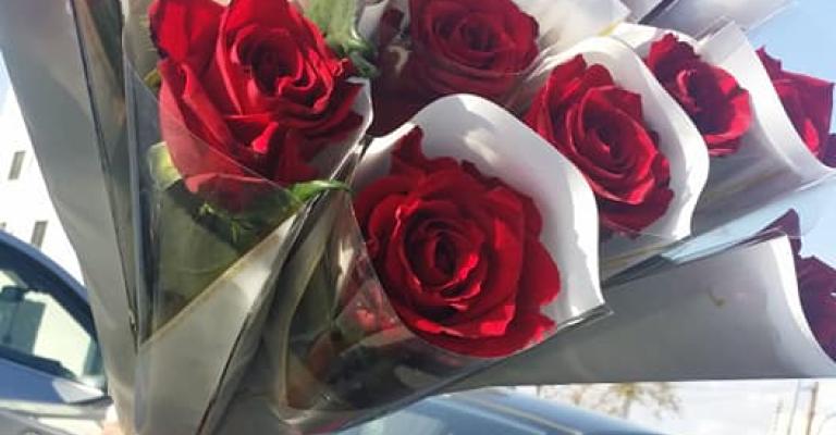 عيد الحب بين إرضاء العاطفة والتجارة عيد الحب بين إرضاء العاطفة والتجارة