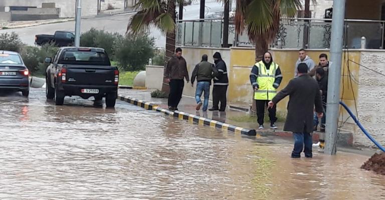الحكومة: صلاحيات للوزراء والمسؤولين بالسماح للموظفين بمغادرة العمل بسبب الطقس