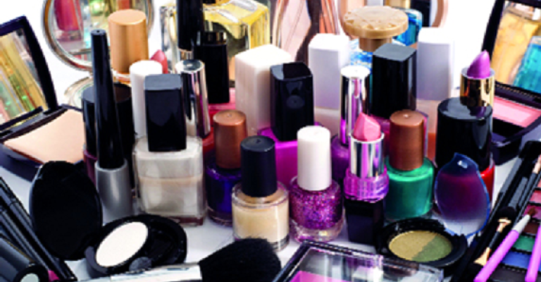 سيدة سورية تغلبت على ظروف اللجوء بصالون منزلي سيدة سورية تغلبت على ظروف اللجوء بصالون منزلي