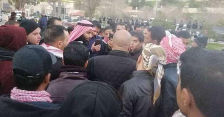 فريق حكومي يلتقي المتعطلين عن العمل أمام الديوان الملكي فريق حكومي يلتقي المتعطلين عن العمل أمام الديوان الملكي