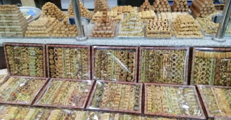 سوري وأردني يحولان التحديات إلى فرص في محل حلويات سوري وأردني يحولان التحديات إلى فرص في محل حلويات