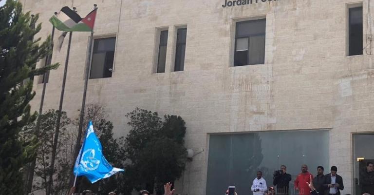 جماهير الفيصلي أمام اتحاد كرة القدم احتجاجاً على عقوبات زهران ) جماهير الفيصلي أمام اتحاد كرة القدم احتجاجاً على عقوبات زهران )