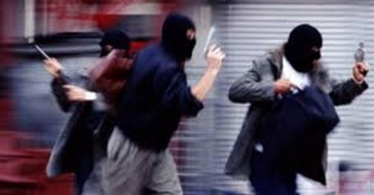 سطو مسلح بوسط البلد وسرقة 25 ألف دينار سطو مسلح بوسط البلد وسرقة 25 ألف دينار