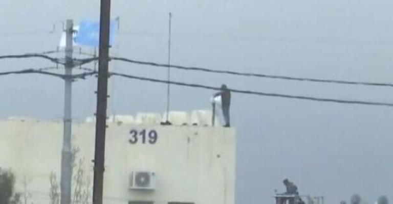 لاجئ سوداني يهدد بالانتحار من سطح مفوضية اللاجئين لاجئ سوداني يهدد بالانتحار من سطح مفوضية اللاجئين