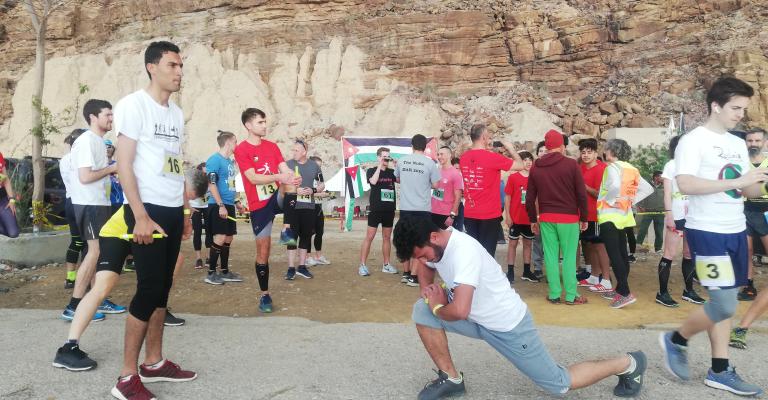 لاجئون سوريون يشاركون في سباق تتابع الركض من البحر الميت إلى البحر الأحمر. لاجئون سوريون يشاركون في سباق تتابع الركض من البحر الميت إلى البحر الأحمر.