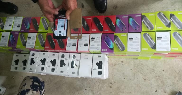 «الجمارك» تحبط تهريب 312 سيجارة الكترونية (صور) «الجمارك» تحبط تهريب 312 سيجارة الكترونية (صور)